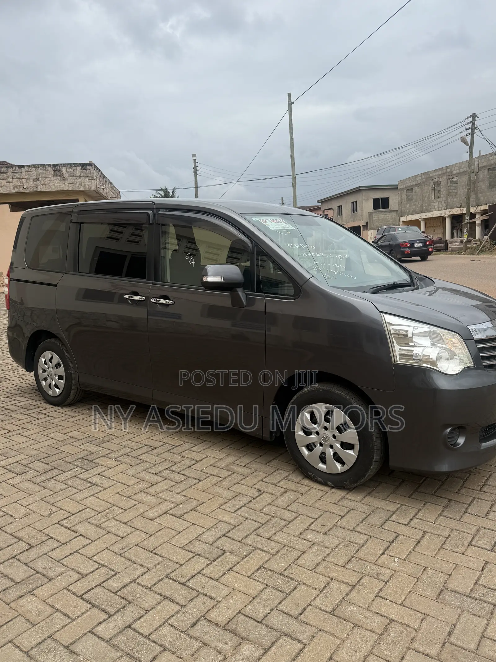 Toyota Noah 2.0 143hp FWD (8 Seater) 2010 Gray