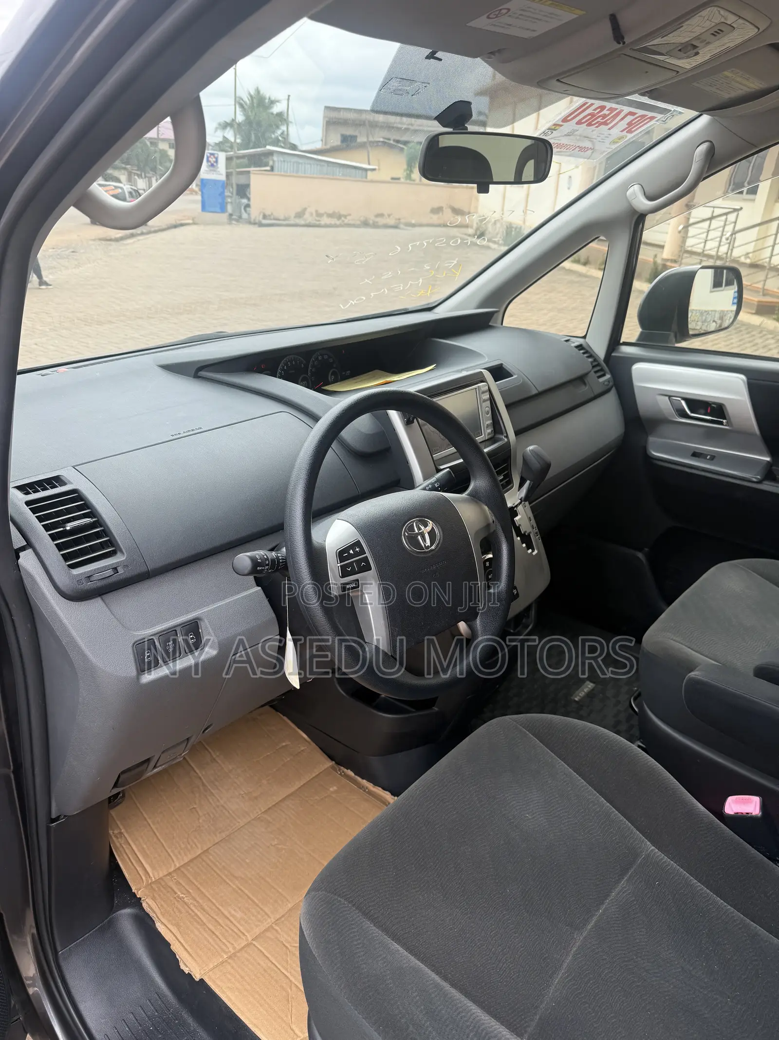 Toyota Noah 2.0 143hp FWD (8 Seater) 2010 Gray