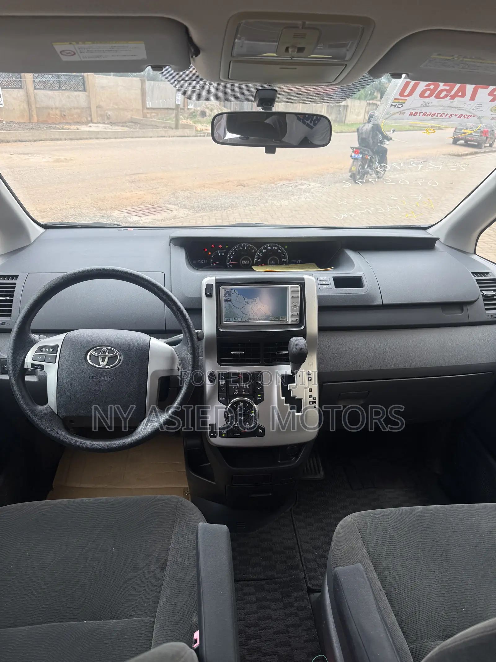 Toyota Noah 2.0 143hp FWD (8 Seater) 2010 Gray