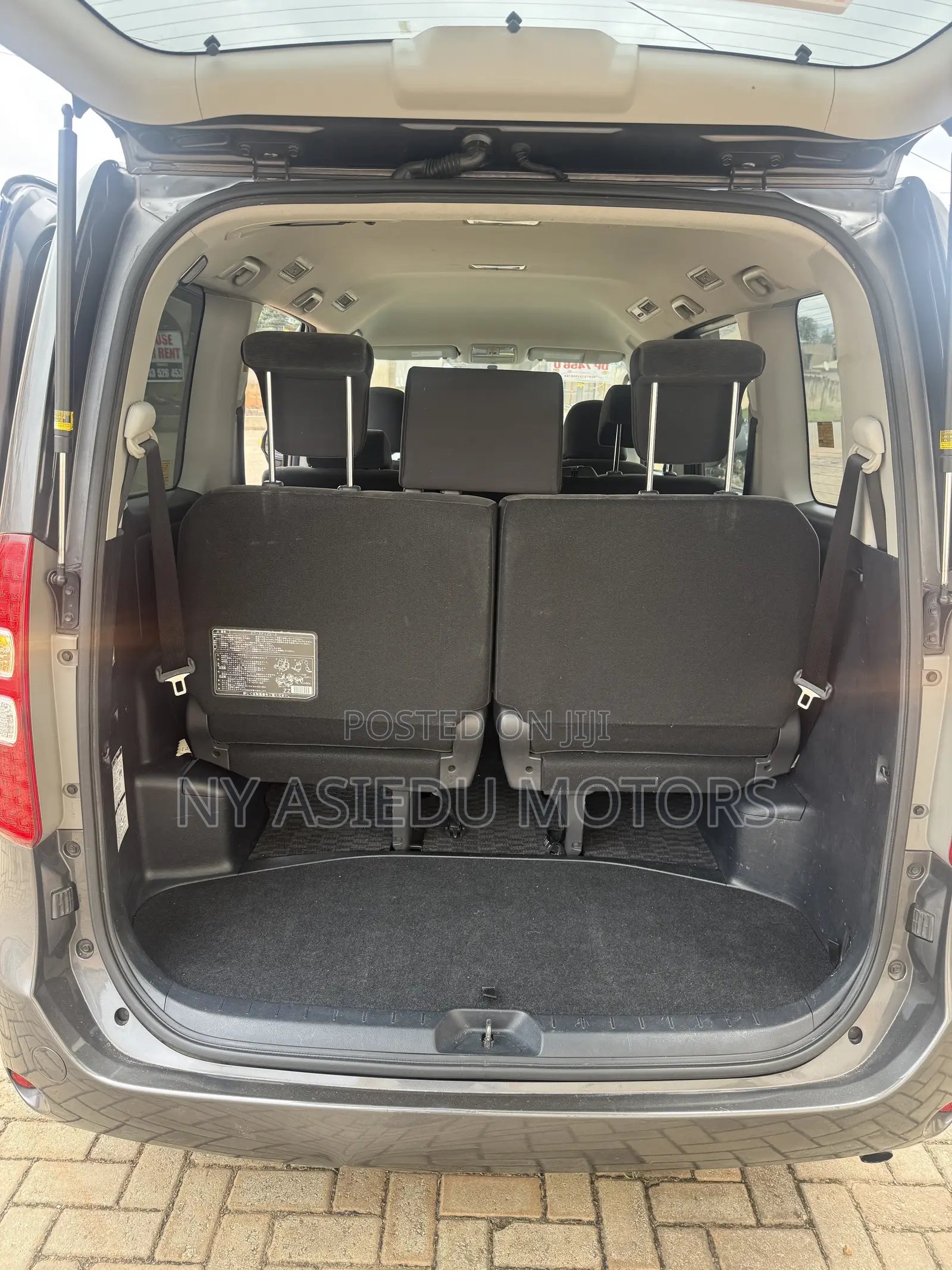 Toyota Noah 2.0 143hp FWD (8 Seater) 2010 Gray