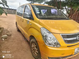 Hyundai Starex 2012 Yellow