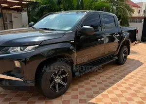 Mitsubishi L200 Club Cab 2.4 181hp 4WD 2019 Black