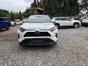 Toyota RAV4 XLE 2025 White
