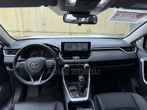 Toyota RAV4 XLE 2025 White