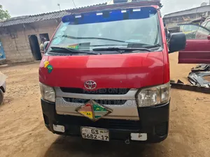 Toyota HiAce 2017 Red