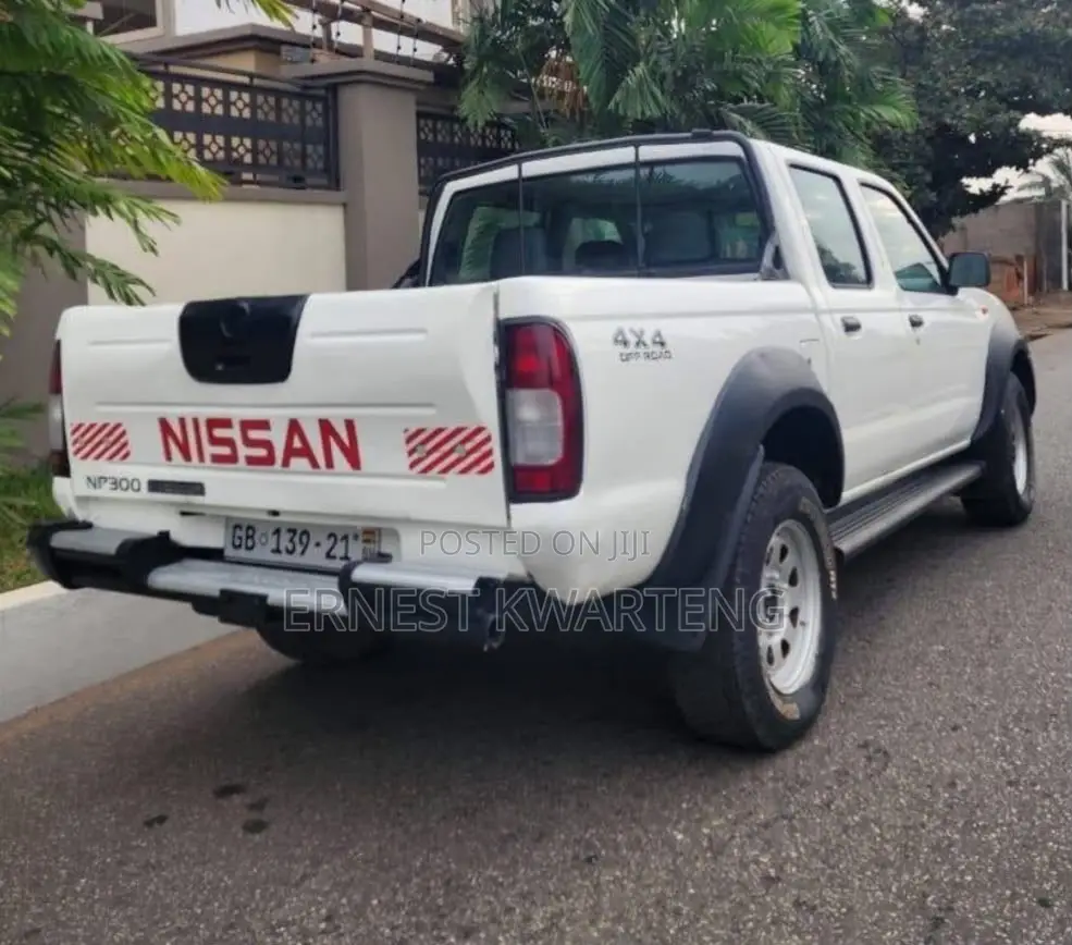 Nissan Hardbody 2021 White