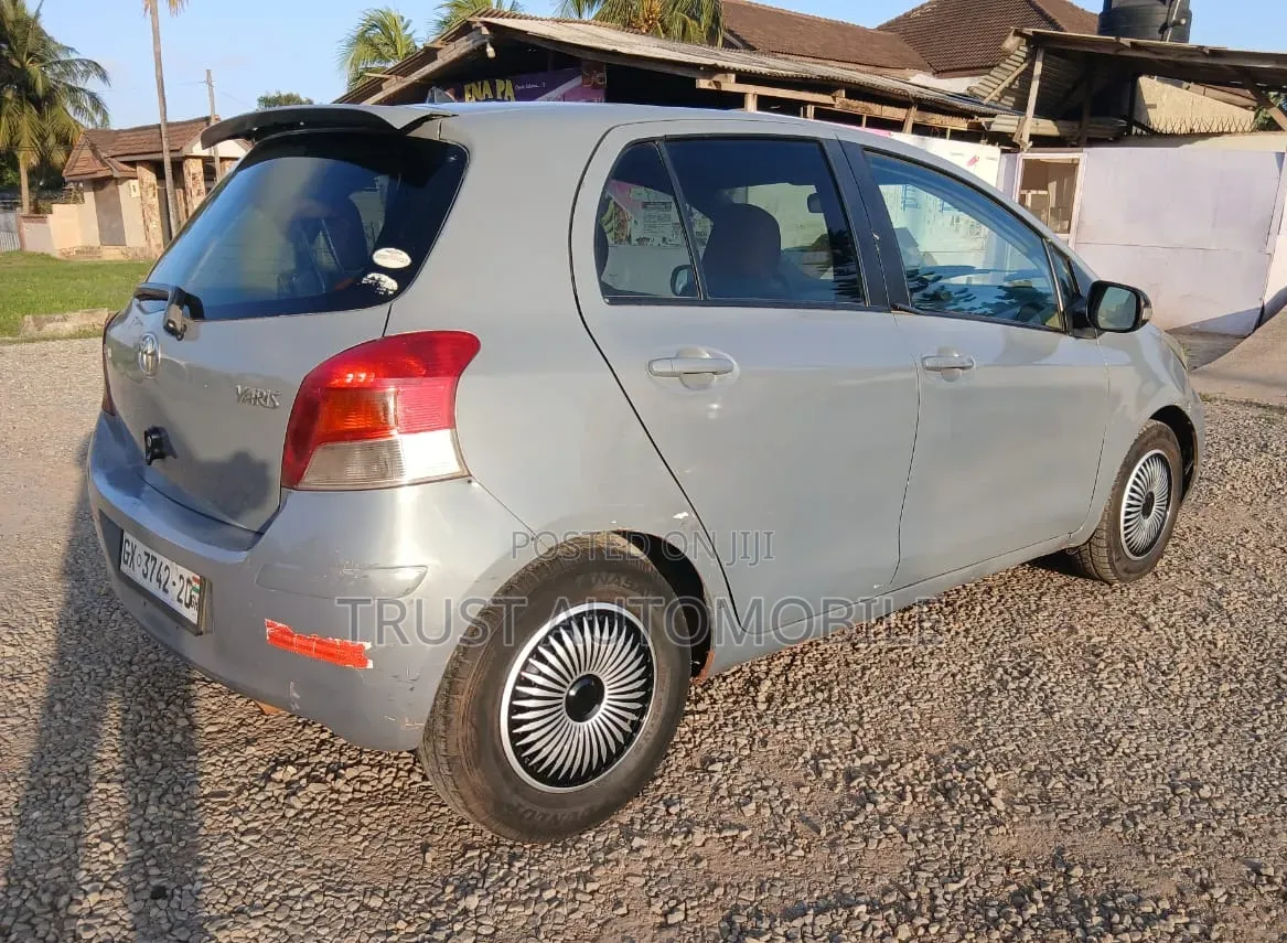Toyota Vitz 2010 Gray