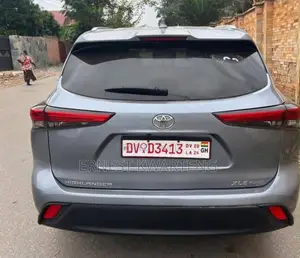 Toyota Highlander 2022 Silver
