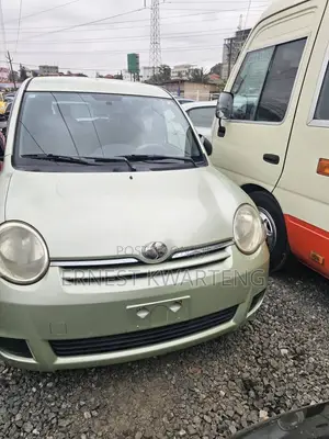 Toyota Sienta 2011 Green