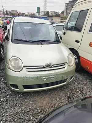 Toyota Sienta 2011 Green