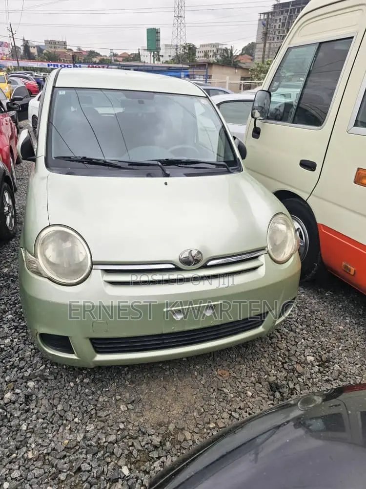 Toyota Sienta 2011 Green
