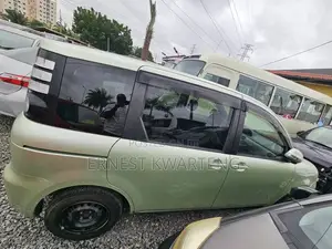 Toyota Sienta 2011 Green