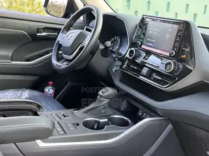 Toyota Highlander XLE 2022 Black