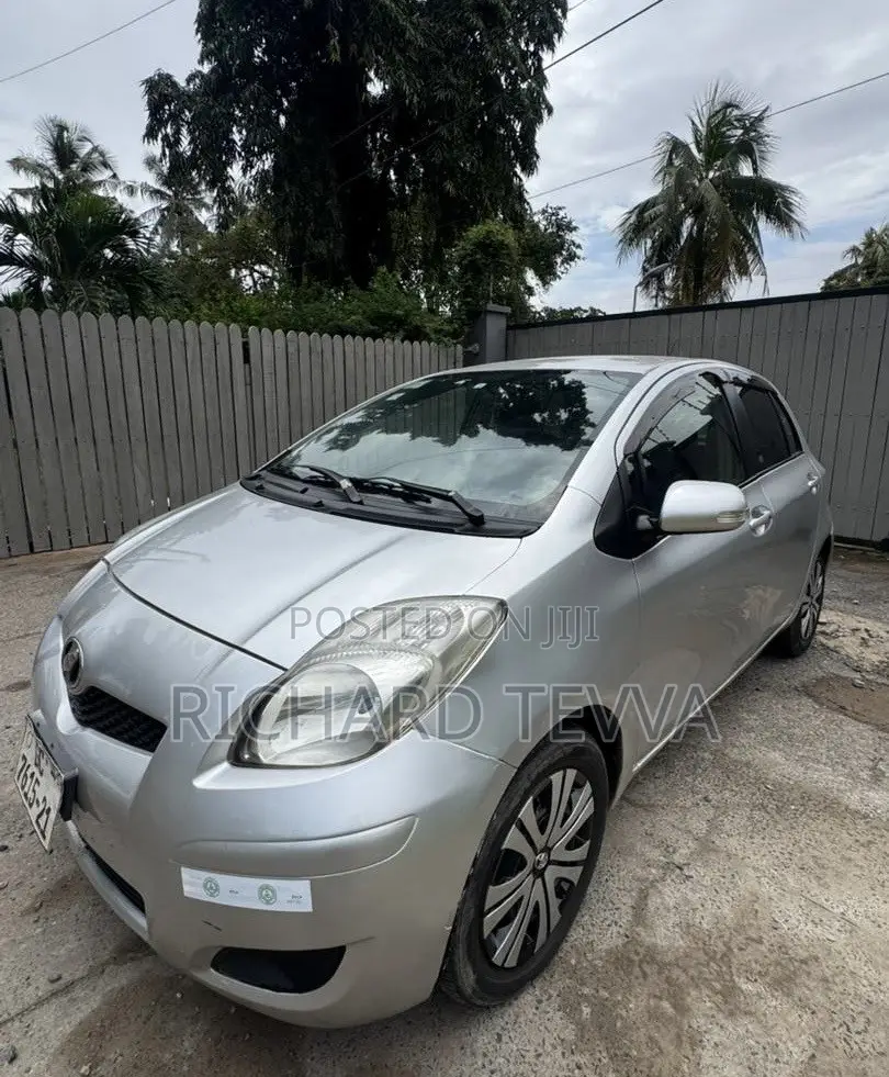 Toyota Vitz 1.3 AWD 3dr 2010 Silver