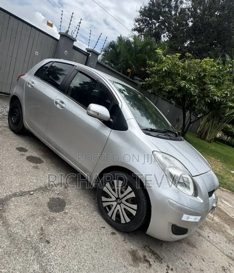 Toyota Vitz 1.3 AWD 3dr 2010 Silver