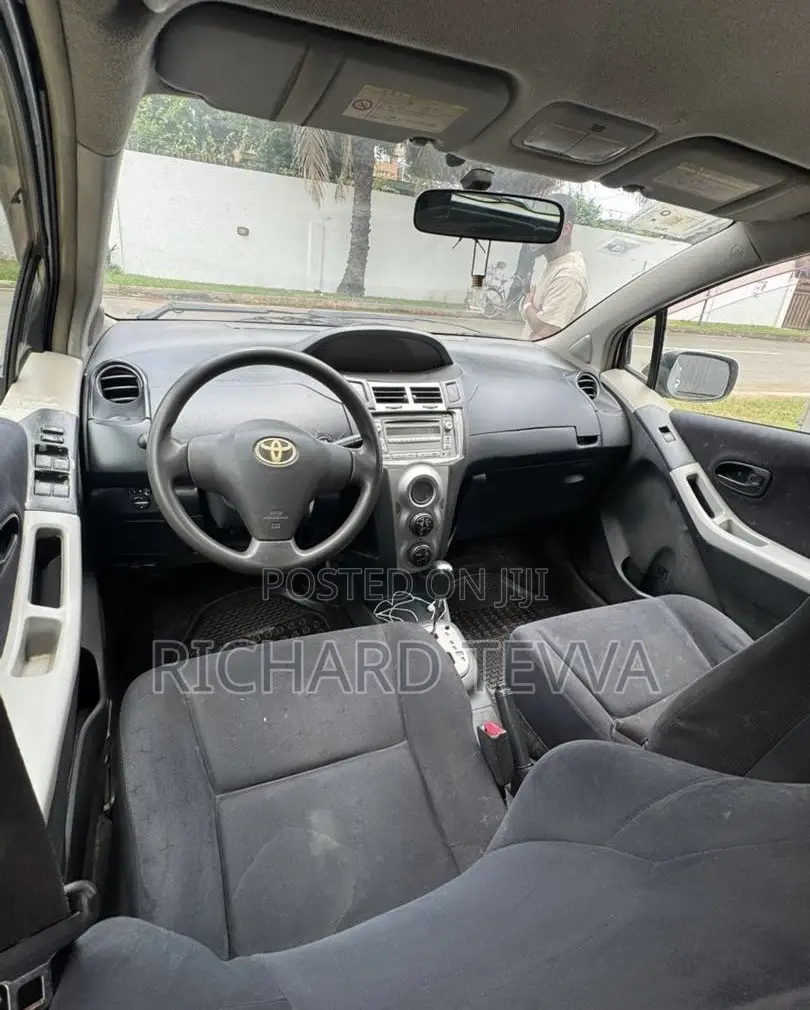 Toyota Vitz 1.3 AWD 3dr 2010 Silver