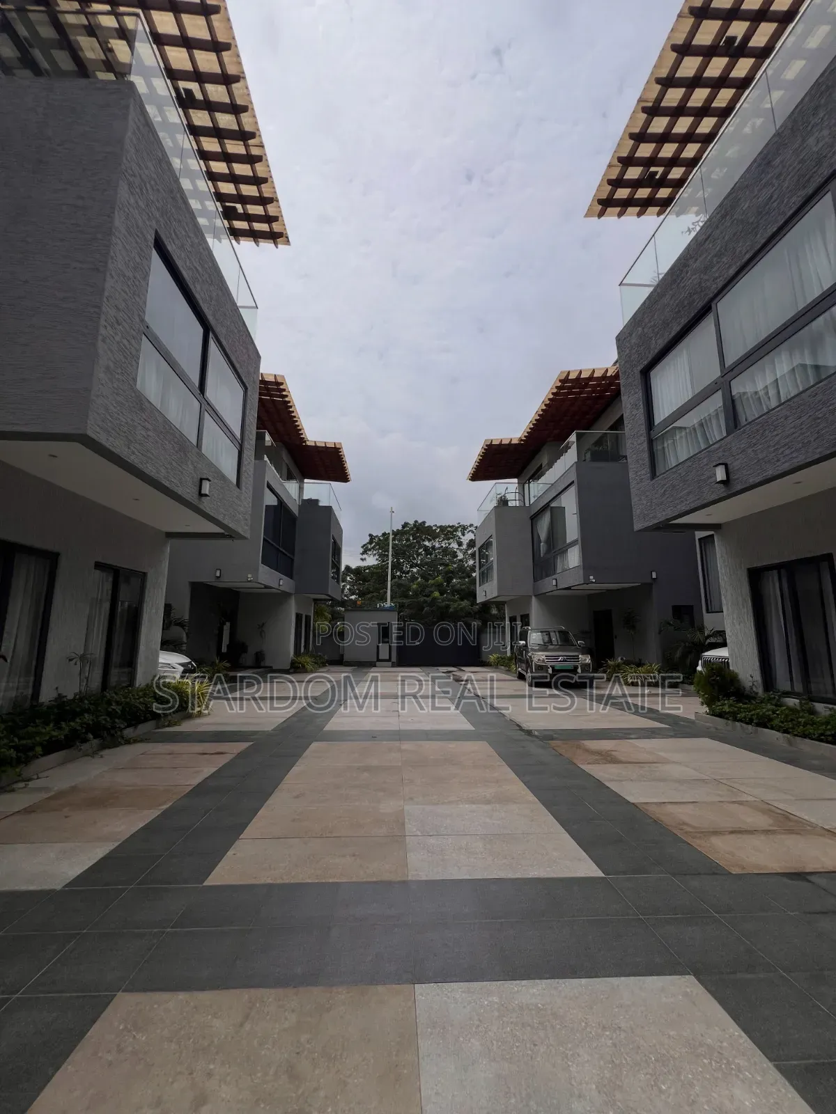 Furnished 4bdrm Townhouse / Terrace in North Ridge for rent