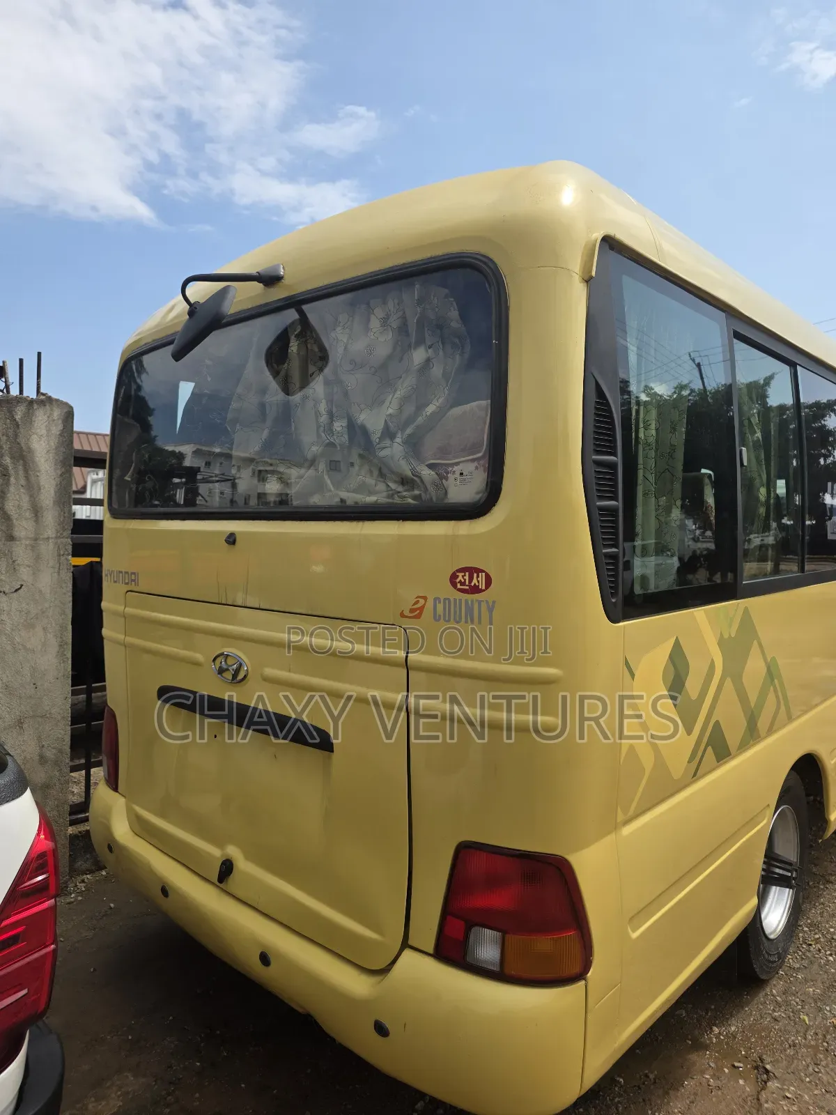 Hyundai County 2016 Yellow