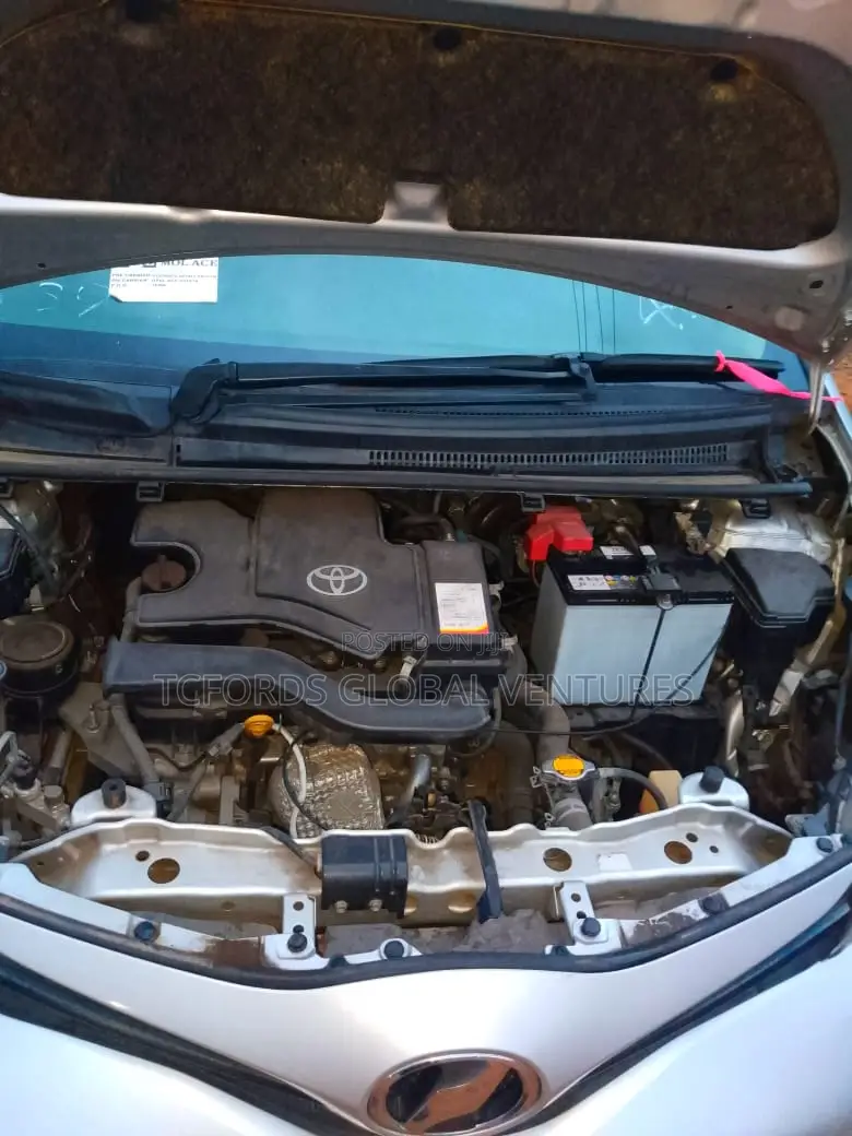 Toyota Vitz 2015 Silver