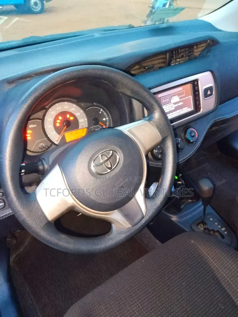 Toyota Vitz 2015 Silver