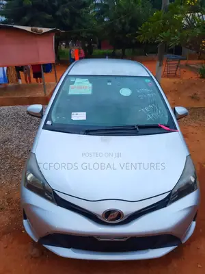 Toyota Vitz 2015 Silver