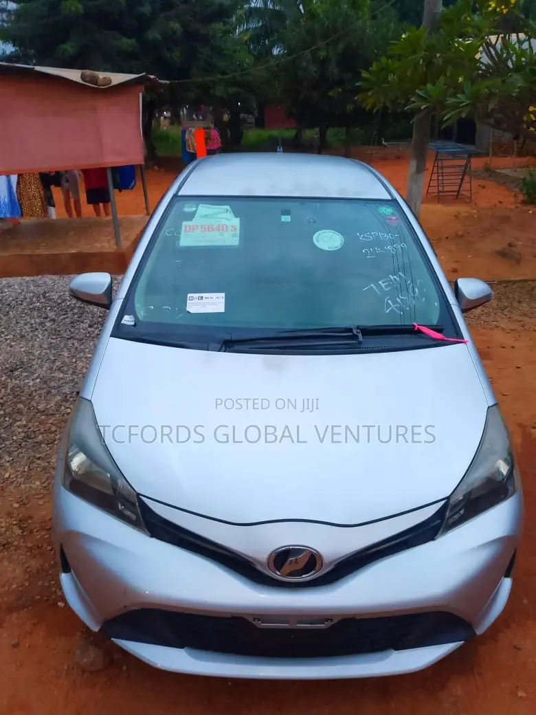 Toyota Vitz 2015 Silver