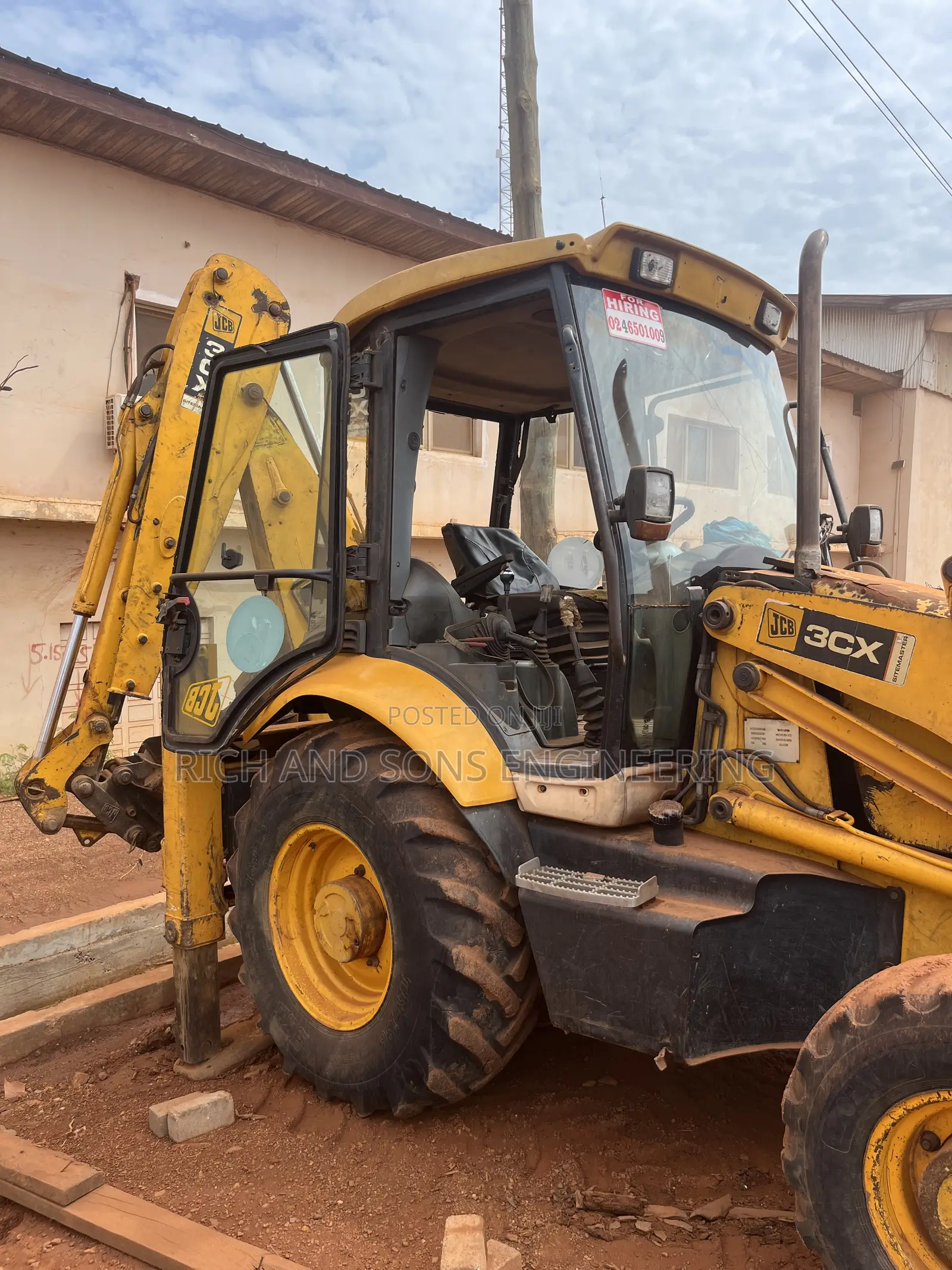 A Strong and Reliable Backed Loader With a Fast Hydraulic System