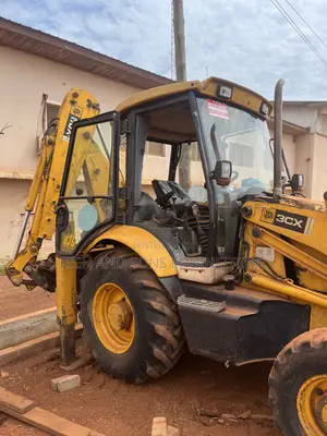 A Strong and Reliable Backed Loader With a Fast Hydraulic System