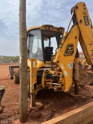 A Strong and Reliable Backed Loader With a Fast Hydraulic System