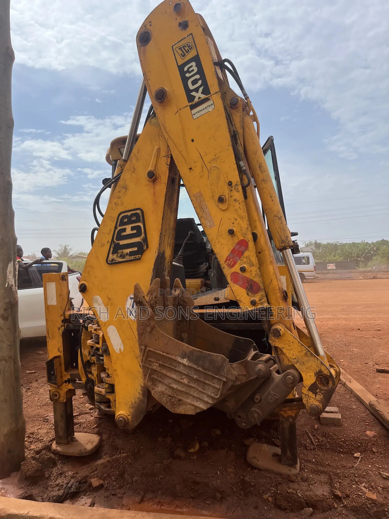 A Strong and Reliable Backed Loader With a Fast Hydraulic System