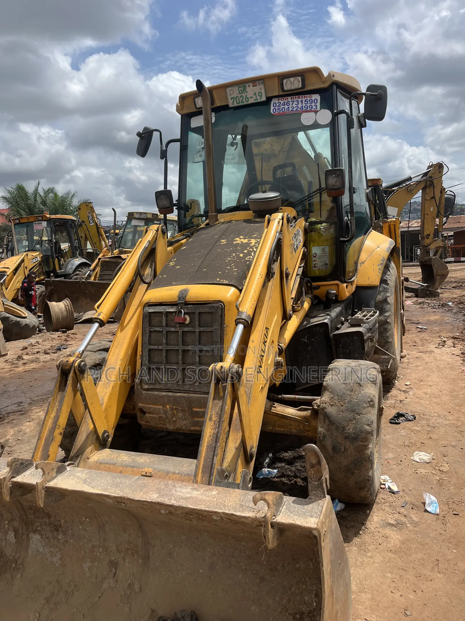 A Strong and Reliable Backed Loader With a Fast Hydraulic System