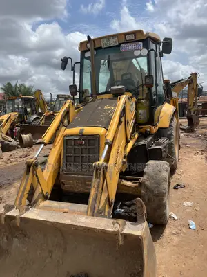 A Strong and Reliable Backed Loader With a Fast Hydraulic System