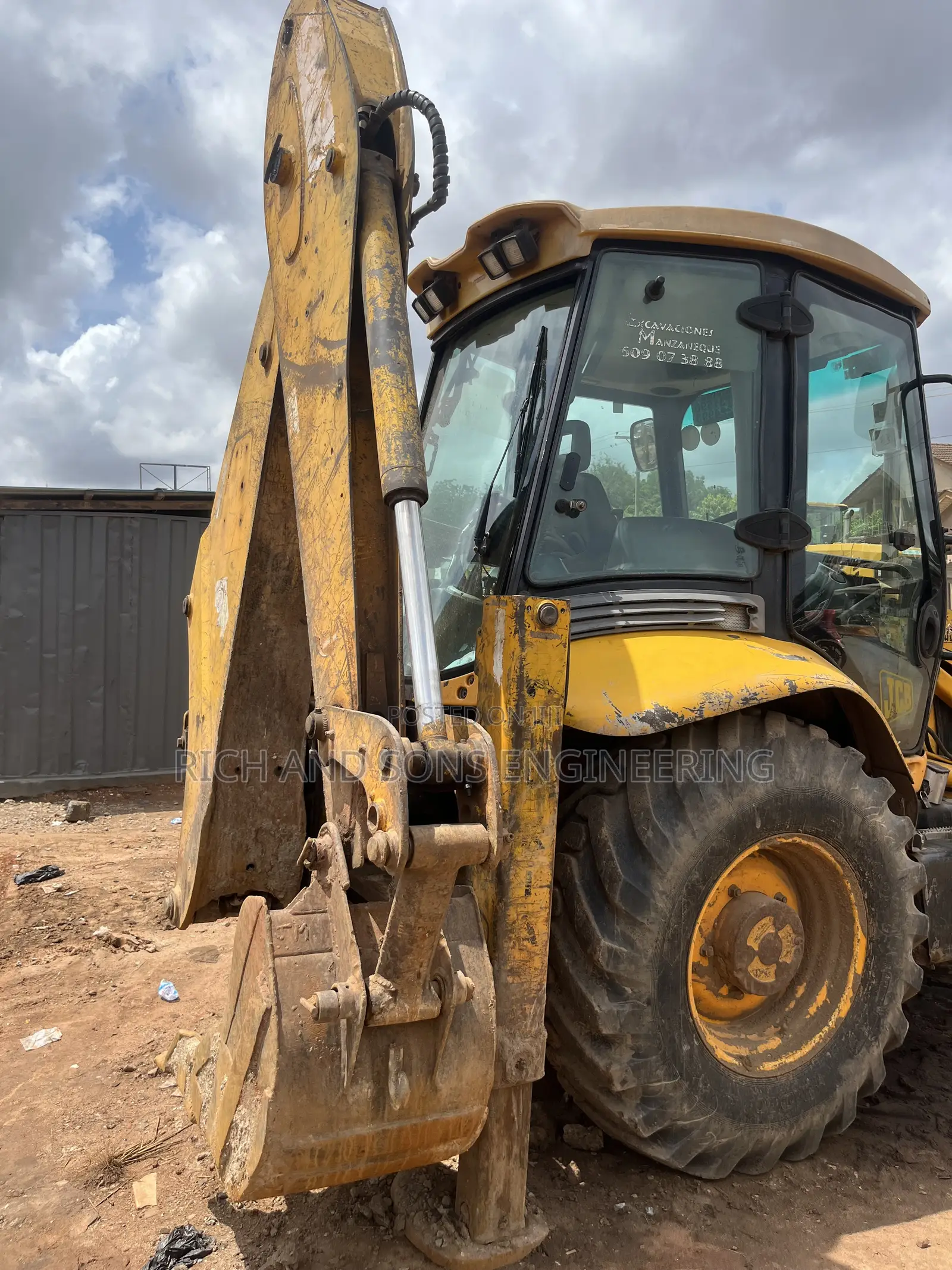 A Strong and Reliable Backed Loader With a Fast Hydraulic System