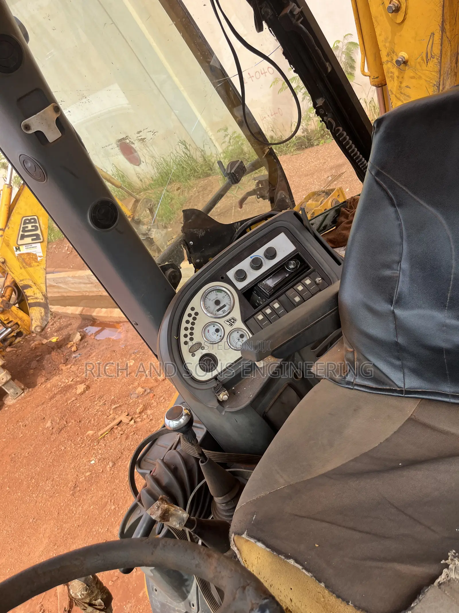 A Strong and Reliable Backed Loader With a Fast Hydraulic System