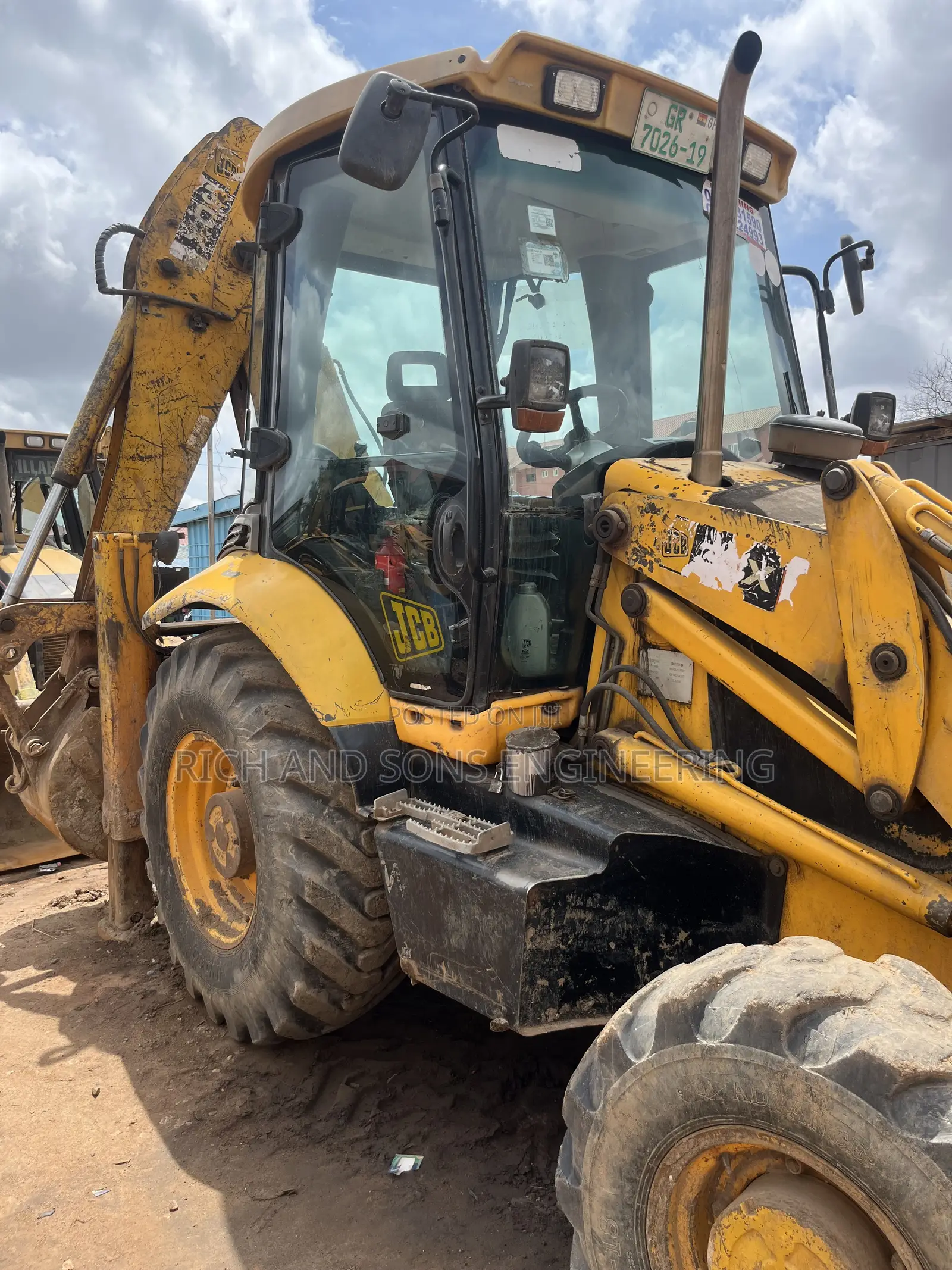 A Strong and Reliable Backed Loader With a Fast Hydraulic System
