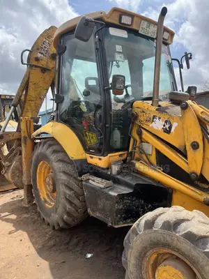 A Strong and Reliable Backed Loader With a Fast Hydraulic System