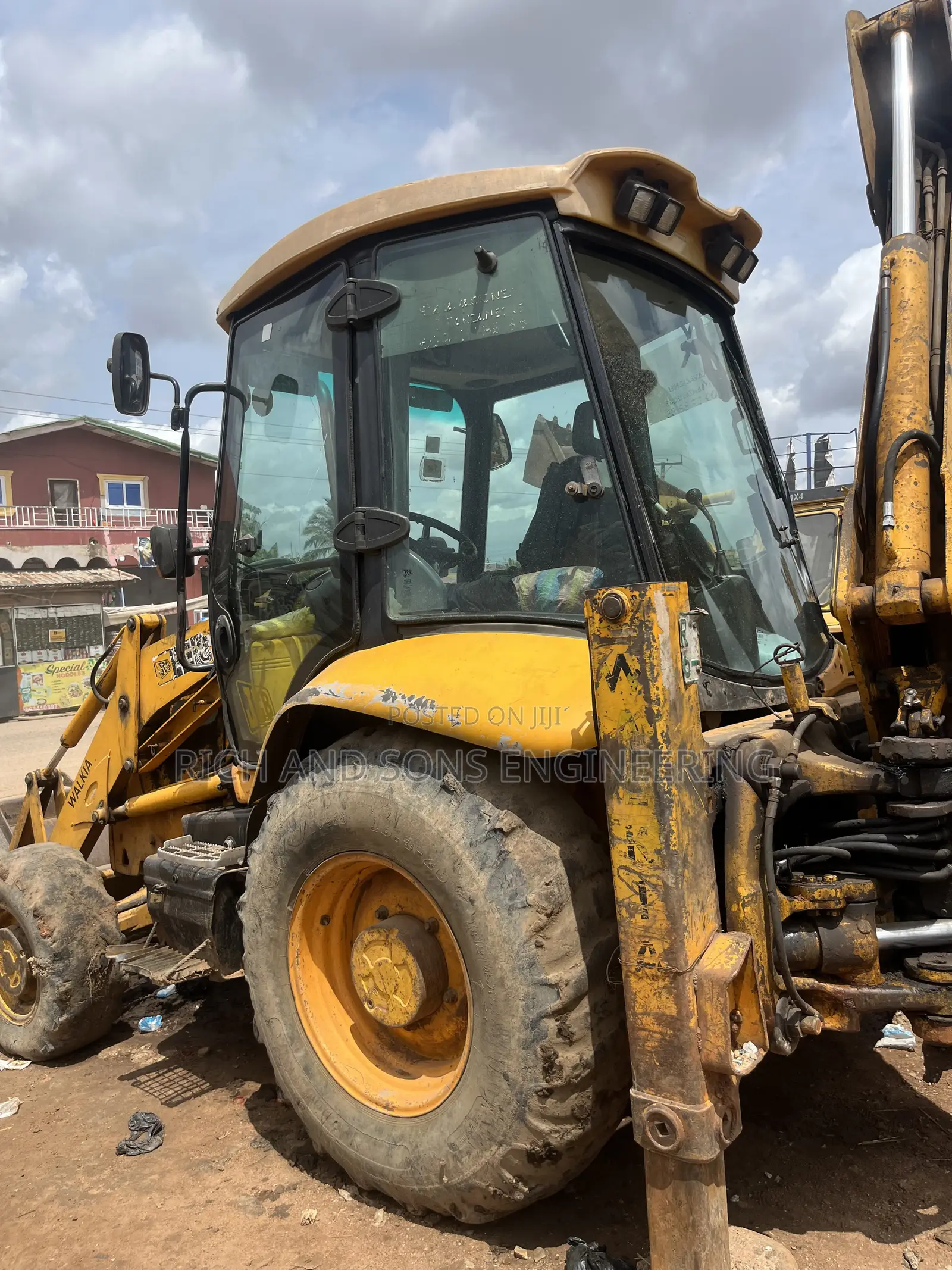 A Strong and Reliable Backed Loader With a Fast Hydraulic System