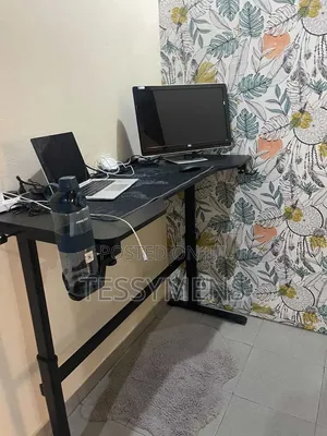 Adjustable Manual Table (140 by 60 Cm)