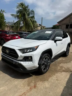 Toyota RAV4 LE AWD 2019 White