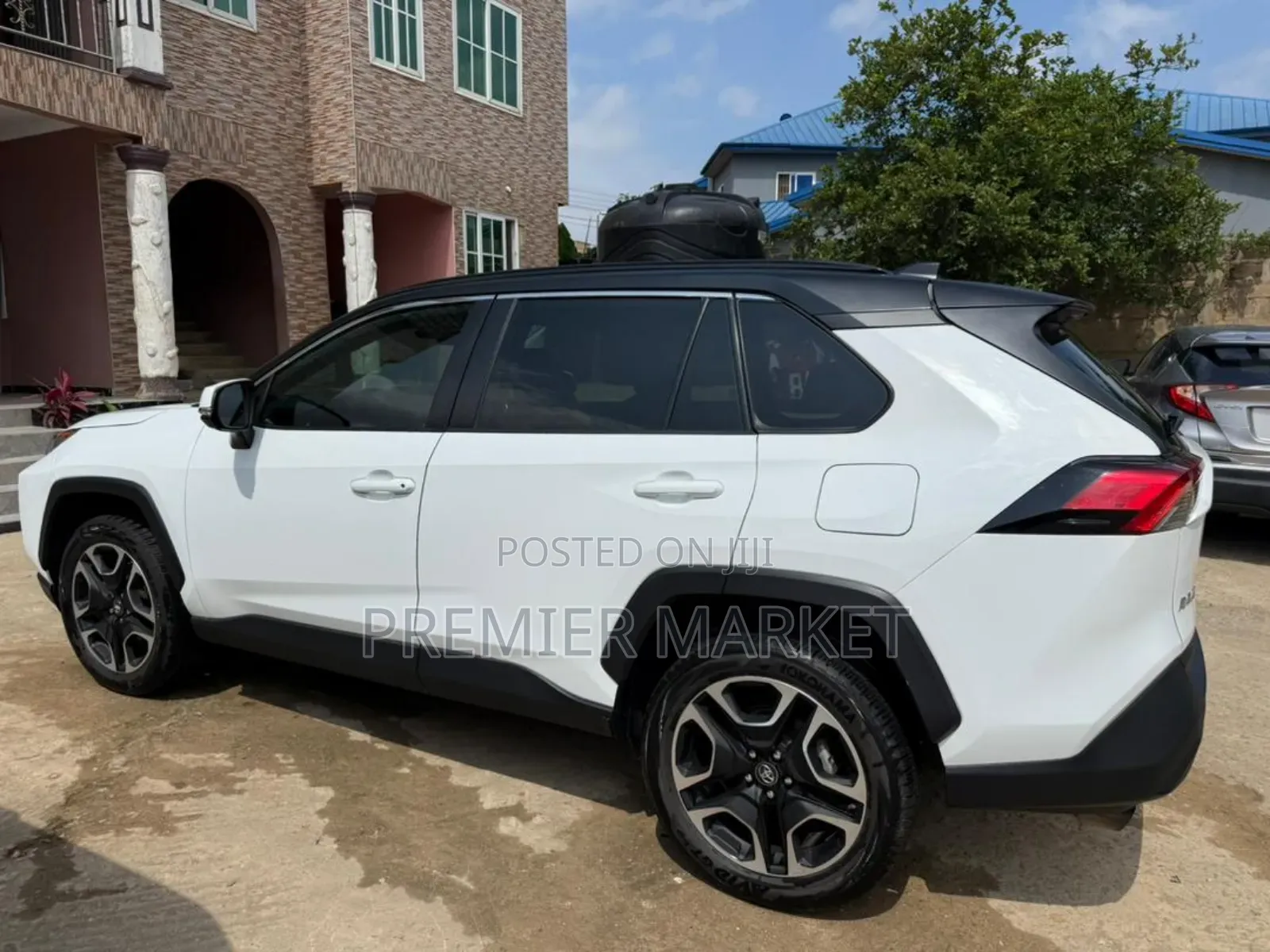 Toyota RAV4 LE AWD 2019 White