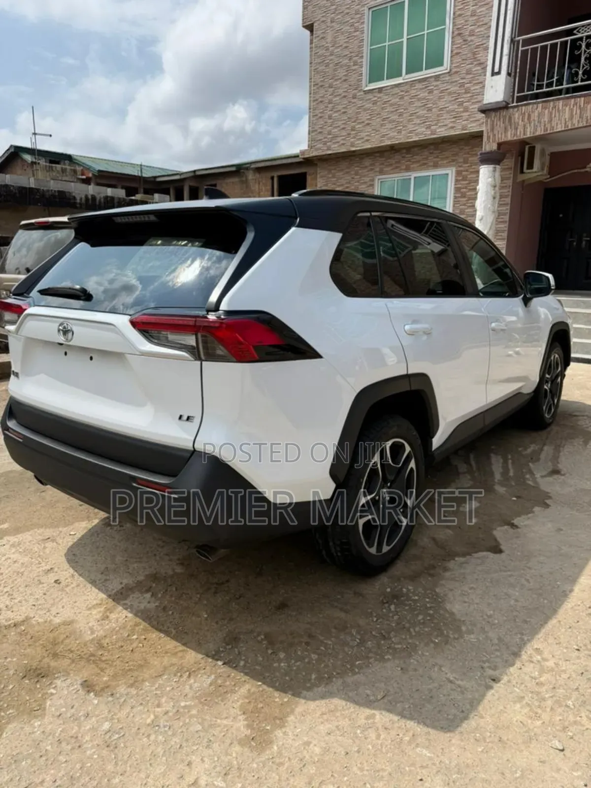 Toyota RAV4 LE AWD 2019 White