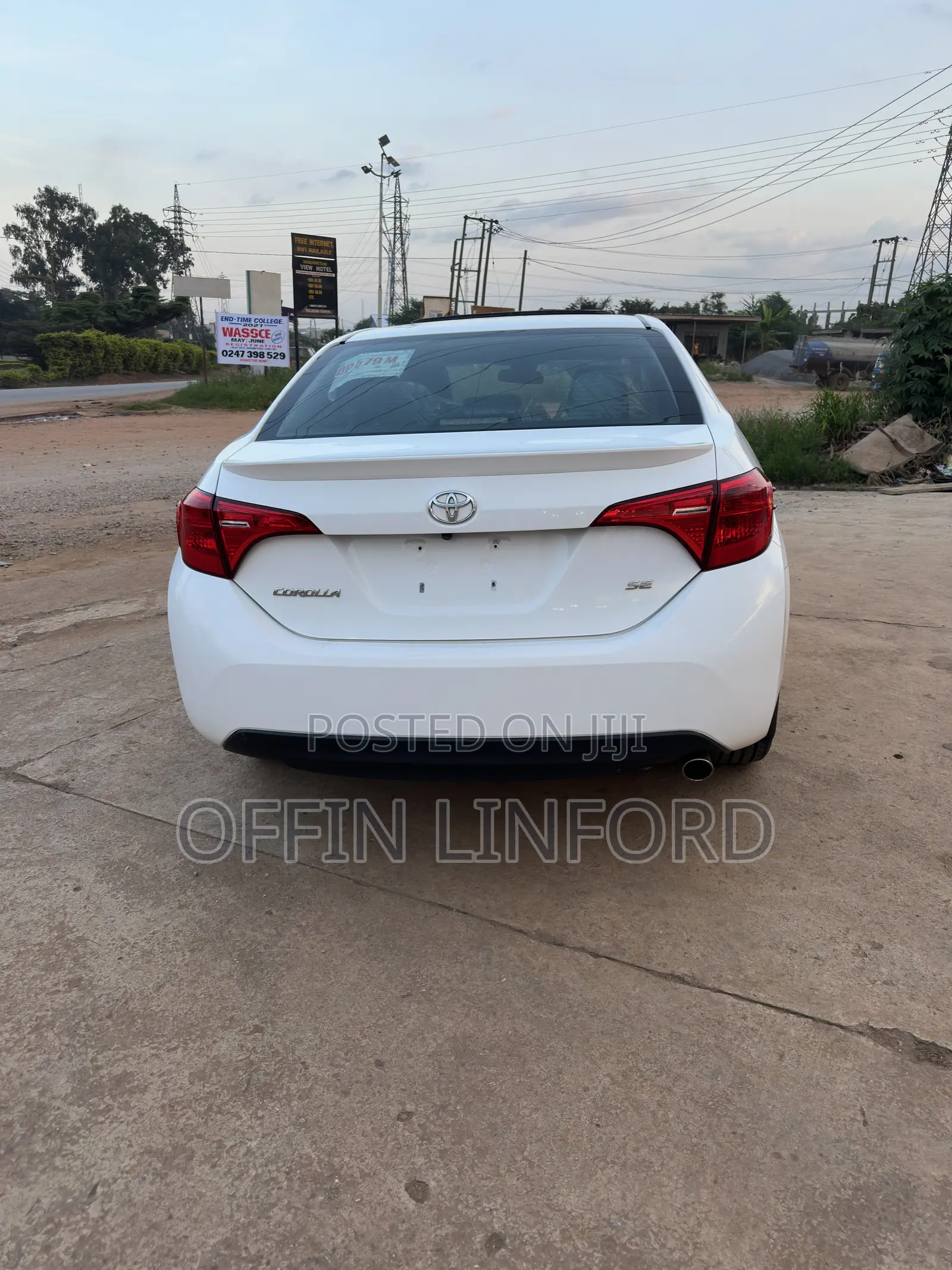 Toyota Corolla SE (1.8L 4cyl 2A) 2018 White