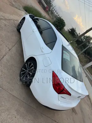 Toyota Corolla SE (1.8L 4cyl 2A) 2018 White