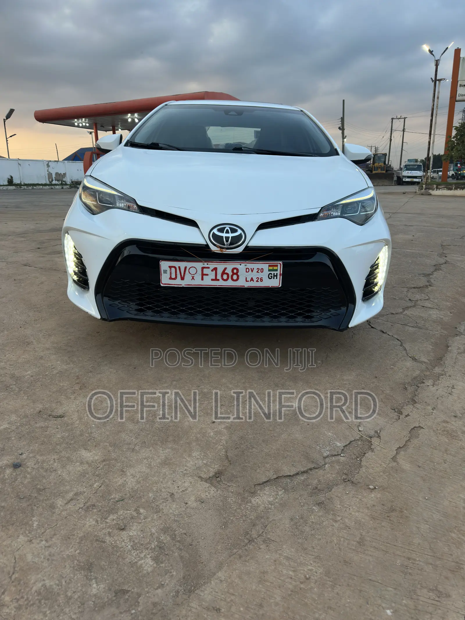 Toyota Corolla SE (1.8L 4cyl 2A) 2018 White