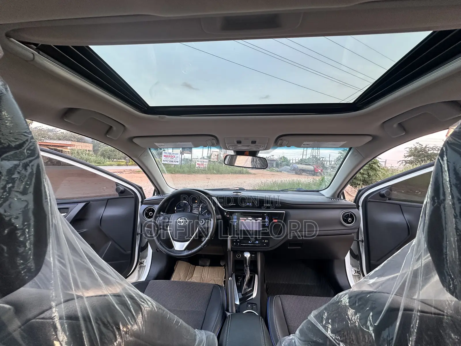 Toyota Corolla SE (1.8L 4cyl 2A) 2018 White