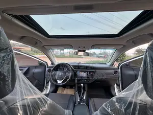 Toyota Corolla SE (1.8L 4cyl 2A) 2018 White
