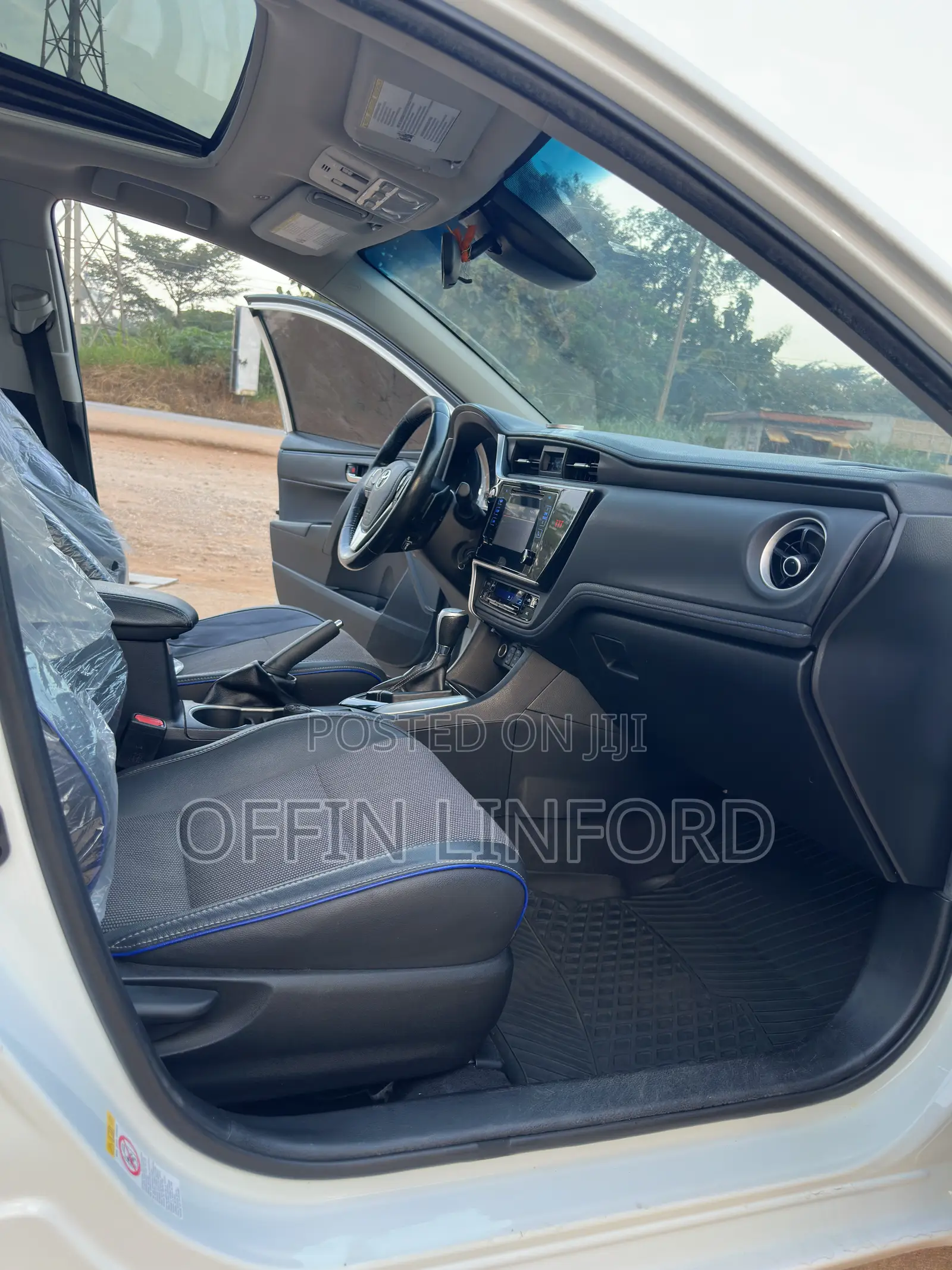 Toyota Corolla SE (1.8L 4cyl 2A) 2018 White