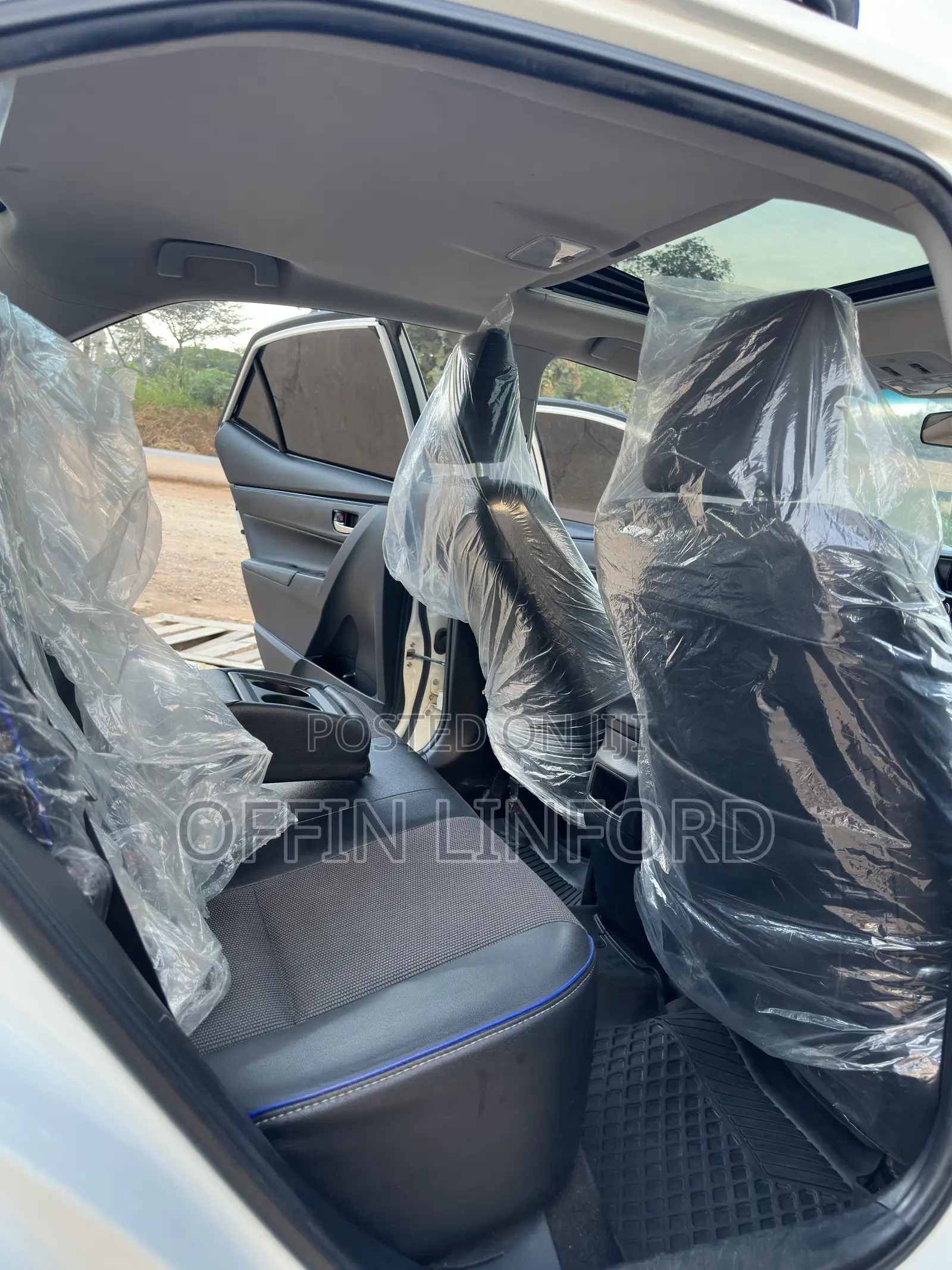 Toyota Corolla SE (1.8L 4cyl 2A) 2018 White