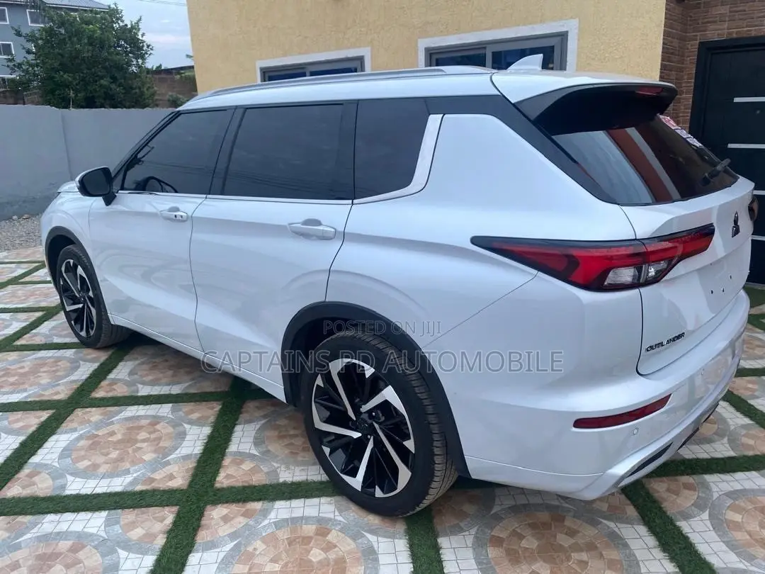 Mitsubishi Outlander 2021 White