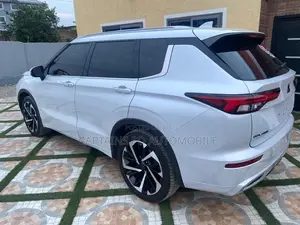 Mitsubishi Outlander 2021 White